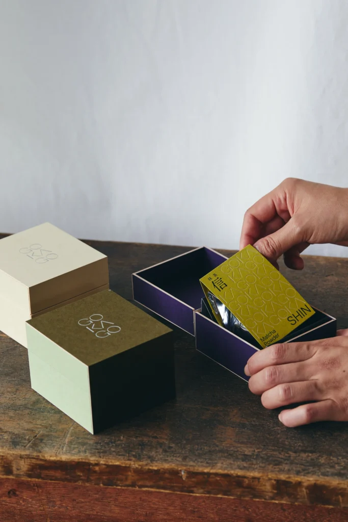 SquareGiftBox Hand 6818 683x1024